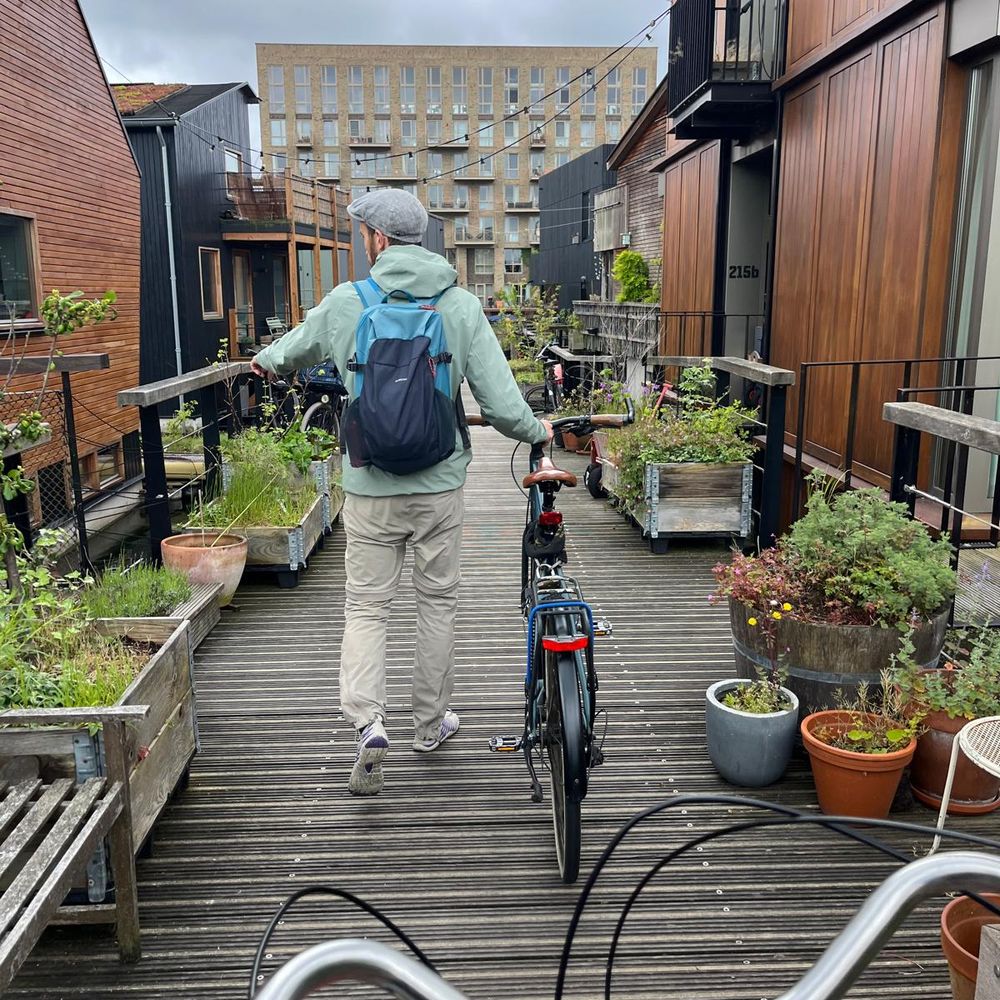 Goulven marche avec un vélo entre des maisons aux Pays-Bas