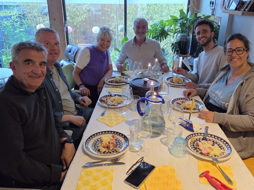 Repas local partagé autour d'une table