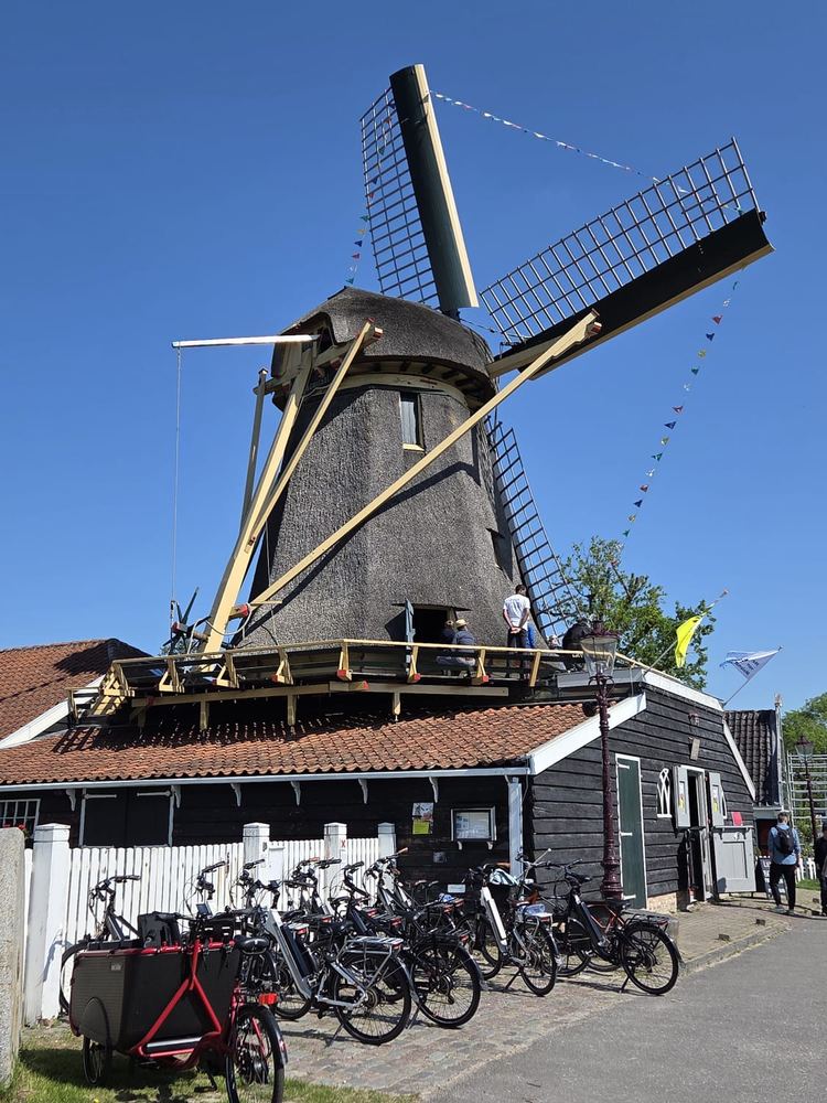 Moulin traditionnel avec vélos aux Pays-Bas