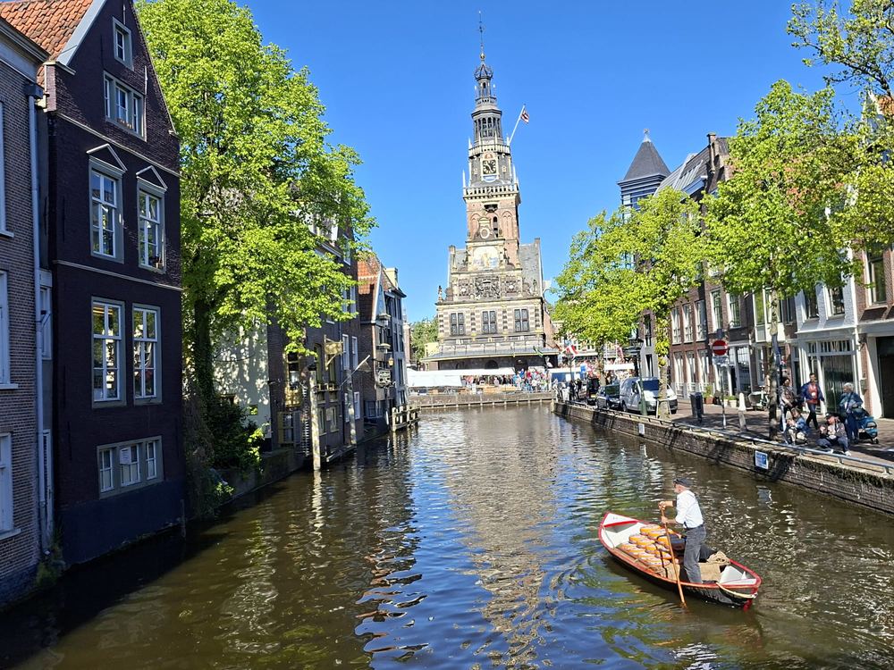 Canal en ville avec barque et clocher