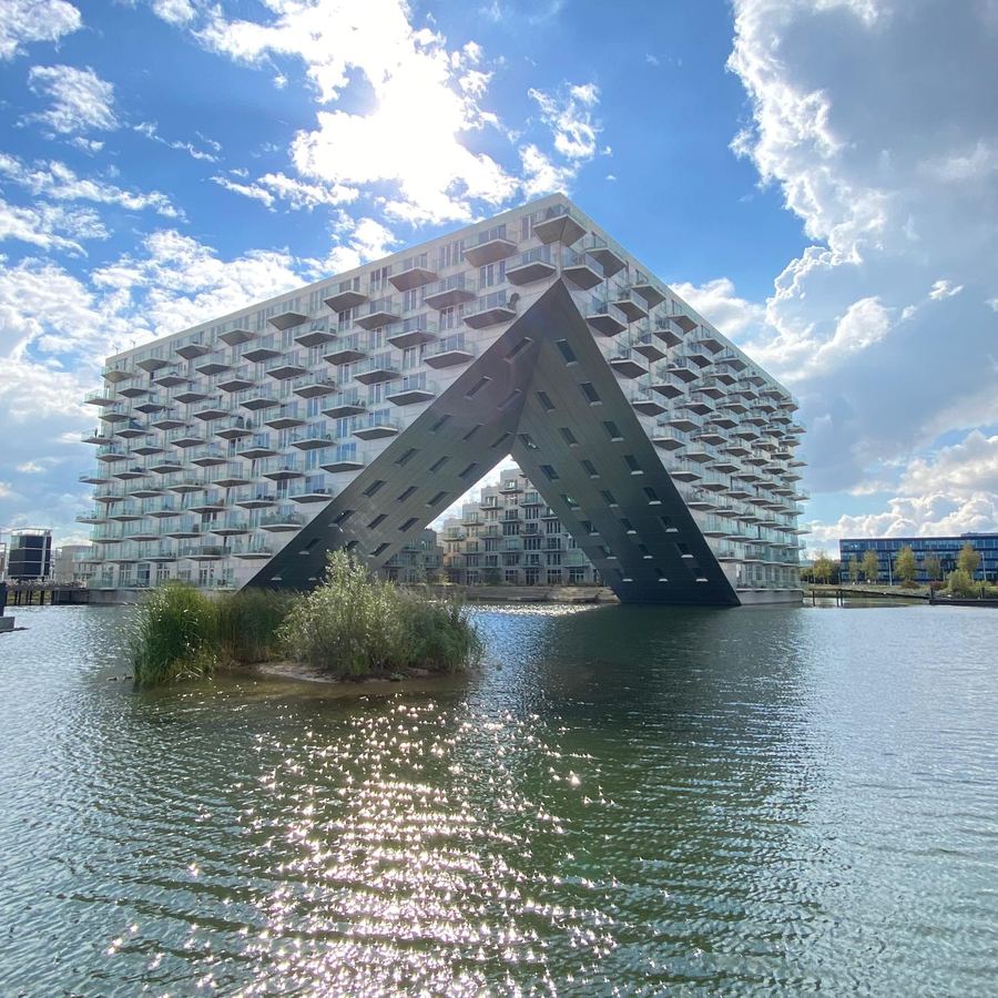 Le Sluishuis à IJburg, immeuble résidentiel moderne aux formes triangulaires au-dessus de l'eau