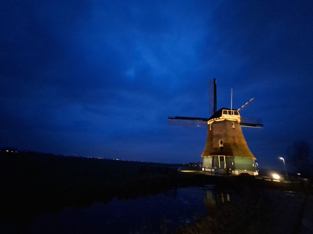 Moulin illuminé dans la nuit