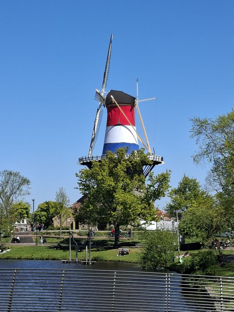 Moulin au bord de l'eau dans un village néerlandais