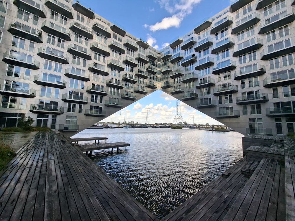 Le Sluishuis à IJburg, vu depuis les quais