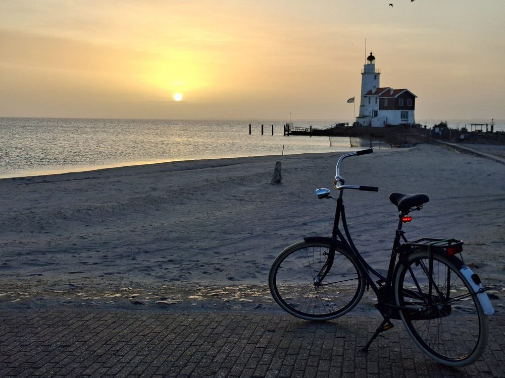 Vélo au coucher du soleil près de l'eau