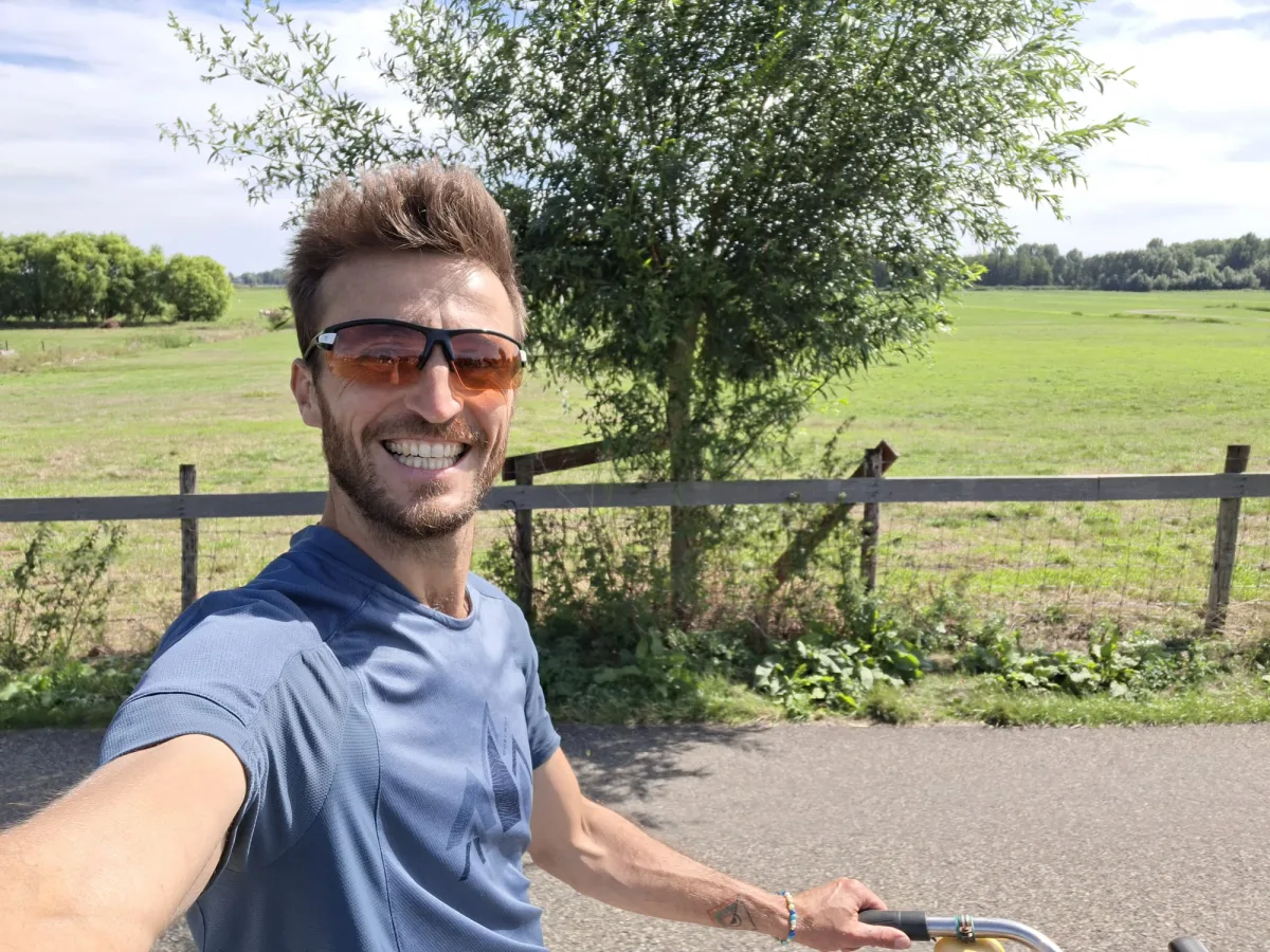 Goulven à vélo dans la campagne néerlandaise